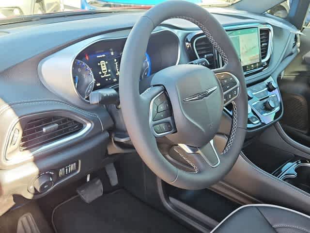New 2026 Chrysler Pacifica Limited AWD/4WD image 10