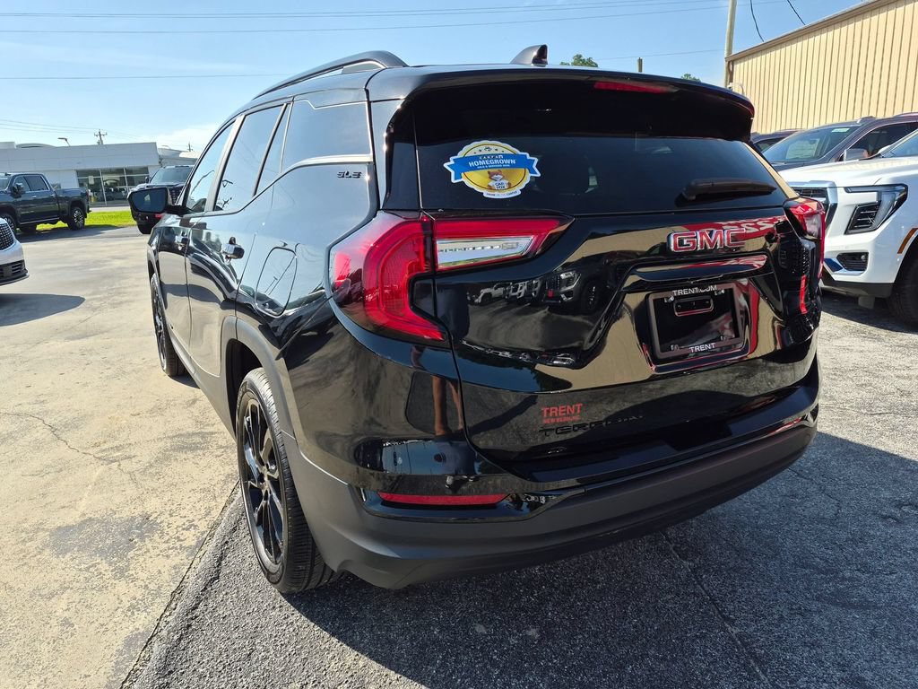 Used 2024 GMC Terrain SLE w/ Elevation Edition FWD image 2