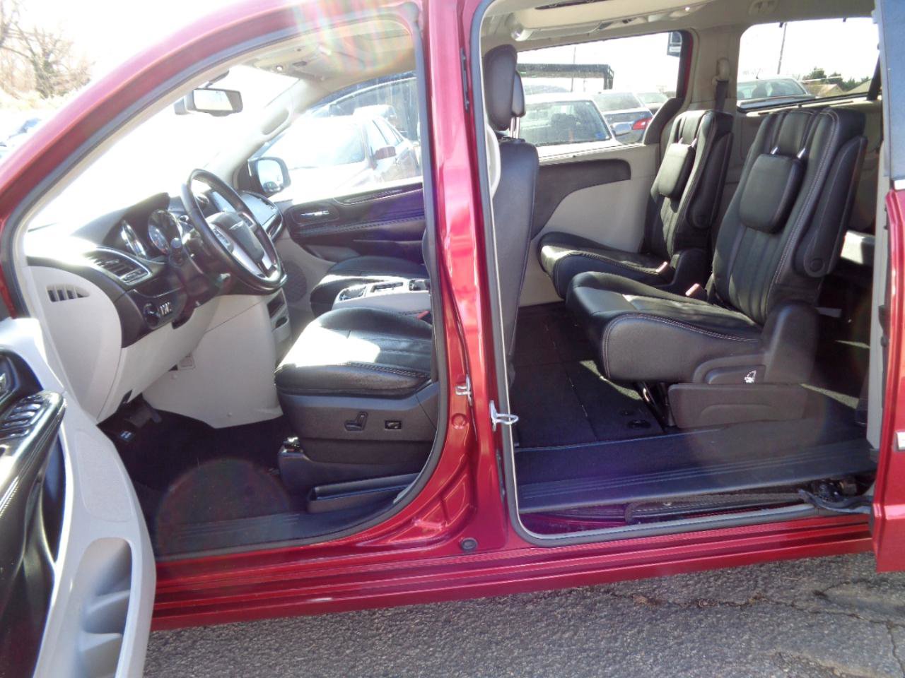 Used 2016 Chrysler Town & Country Touring-L image 13