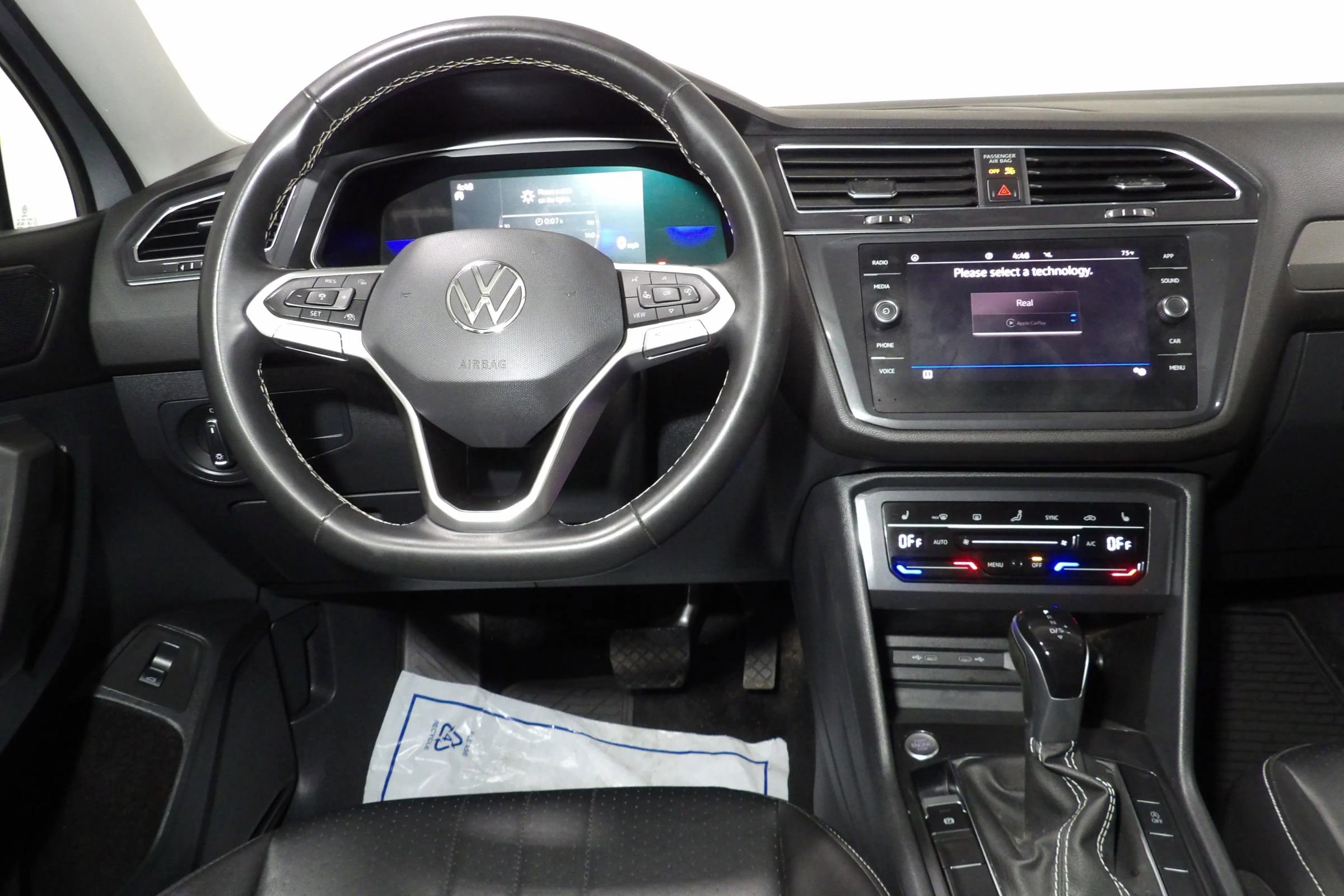 Used 2022 Volkswagen Tiguan SE w/ Panoramic Sunroof Package FWD image 16