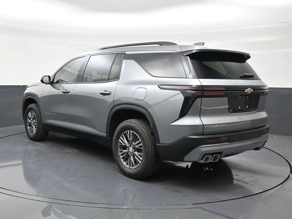 Used 2026 Chevrolet Traverse LT FWD image 3