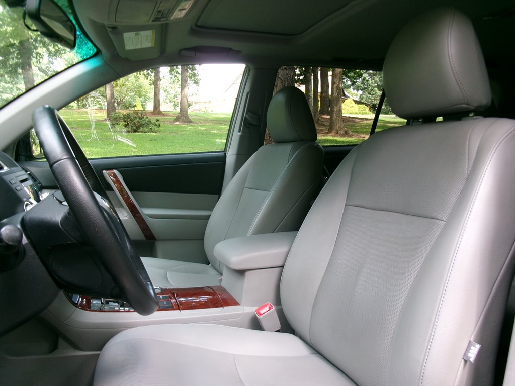 Used 2012 Toyota Highlander Limited w/ Tow Pkg FWD image 14