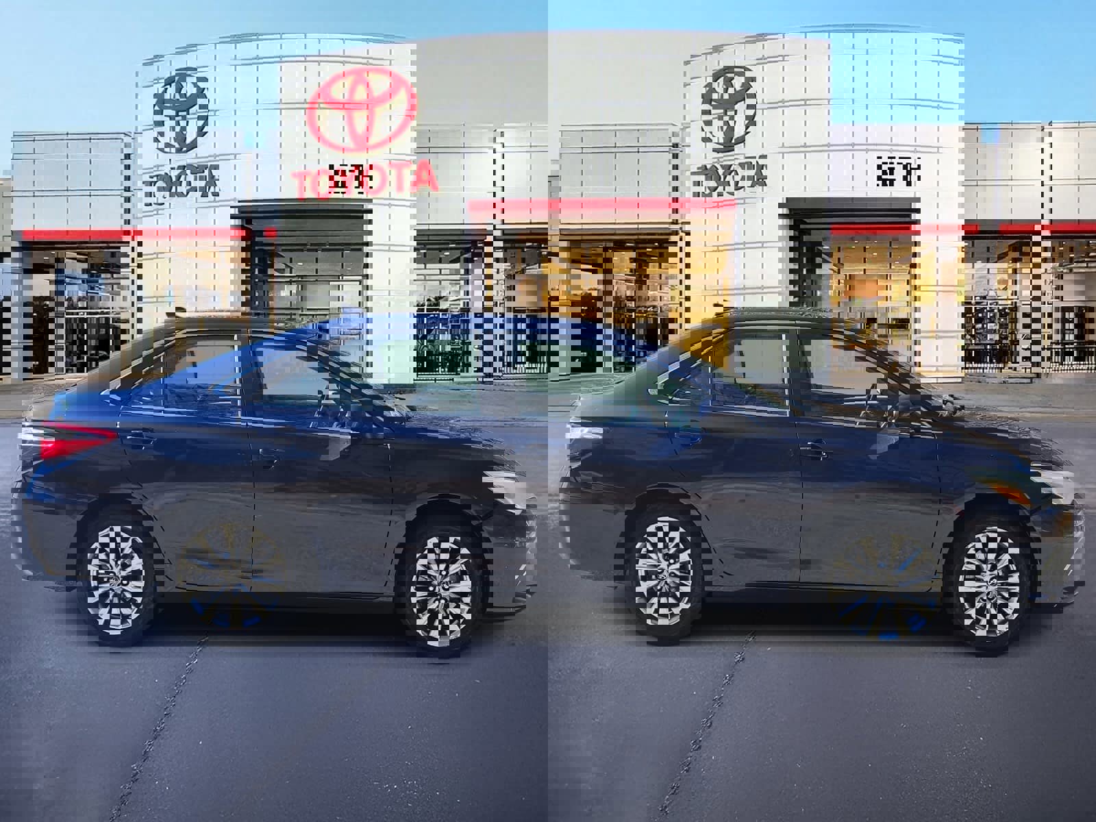 Used 2015 Toyota Camry XLE w/ Advanced Technology Package image 4