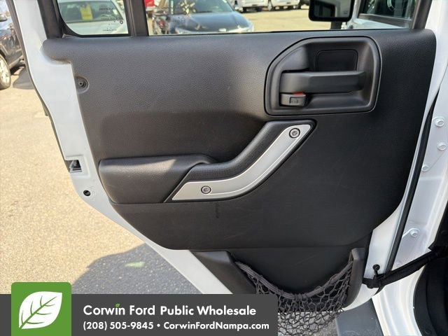 Used 2016 Jeep Wrangler Unlimited Sahara w/ Connectivity Group image 28