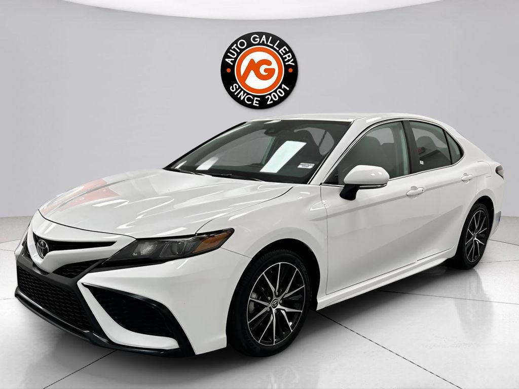 Used 2024 Toyota Camry SE image 3