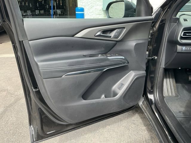 Used 2025 Chevrolet Traverse LT w/ Sun and Wheel Package image 12