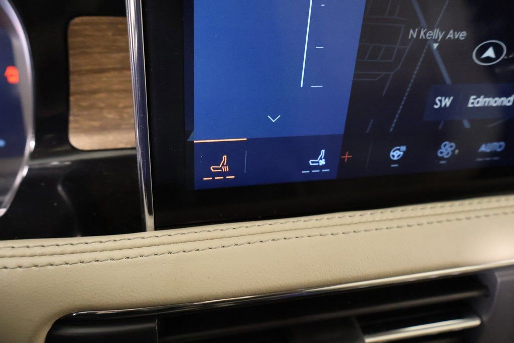 Certified 2025 Lincoln Corsair Reserve image 8