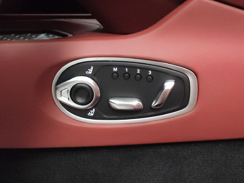 Used 2025 Aston Martin DB12 Coupe RWD image 17