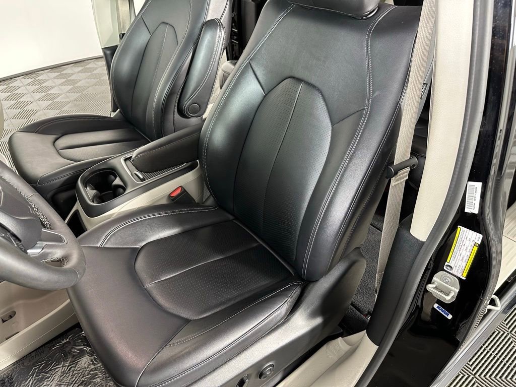 Used 2024 Chrysler Pacifica Touring-L image 28
