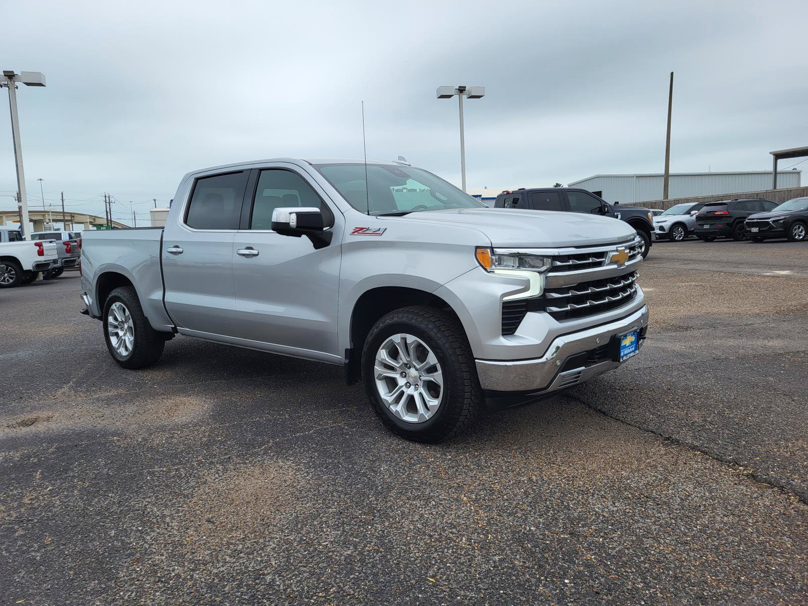 Used 2022 Chevrolet Silverado 1500 LTZ w/ Z71 Off-Road Package AWD/4WD image 7