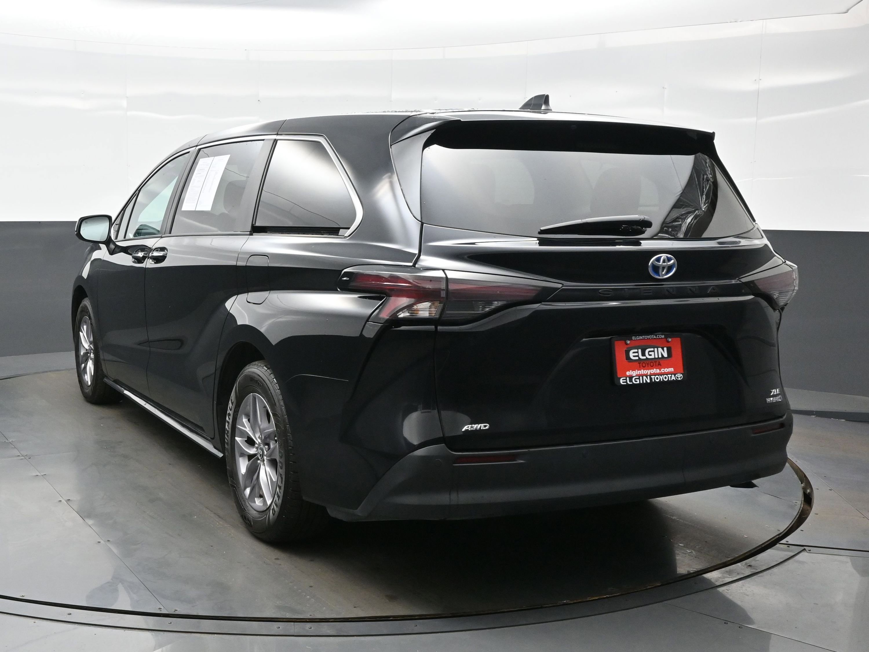 Used 2024 Toyota Sienna XLE AWD/4WD image 4
