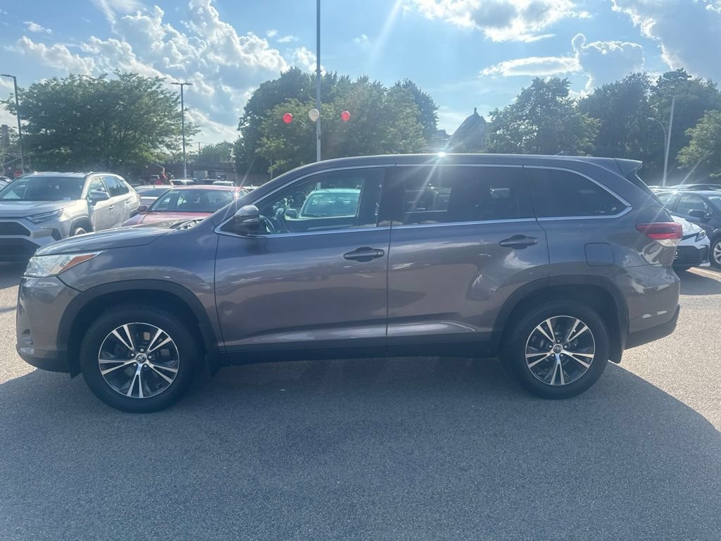 Used 2019 Toyota Highlander Plus AWD/4WD image 3