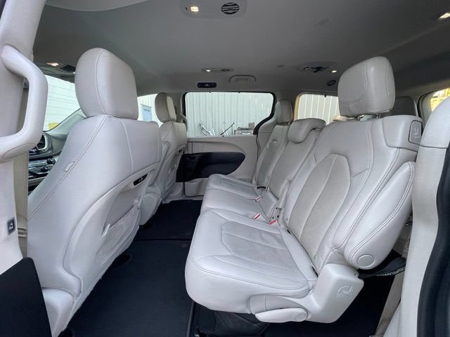 Used 2021 Chrysler Pacifica Touring-L FWD image 17