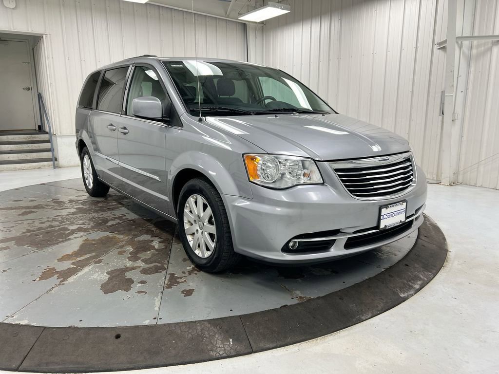 Used 2014 Chrysler Town & Country Touring FWD image 2
