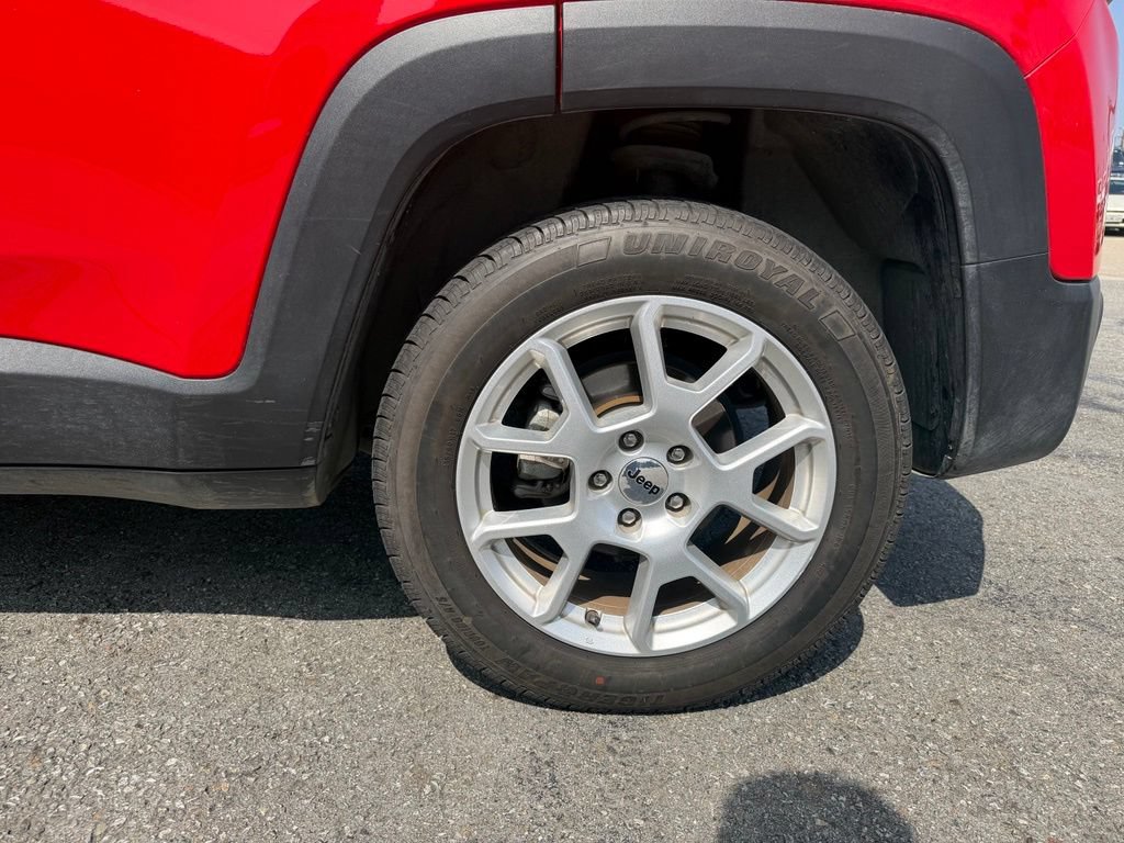 Used 2023 Jeep Renegade Latitude AWD/4WD image 3