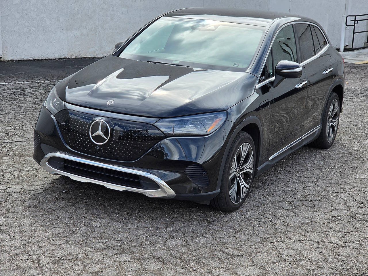 Used 2023 Mercedes-Benz EQE 350+ SUV w/ Exclusive Trim Package image 7