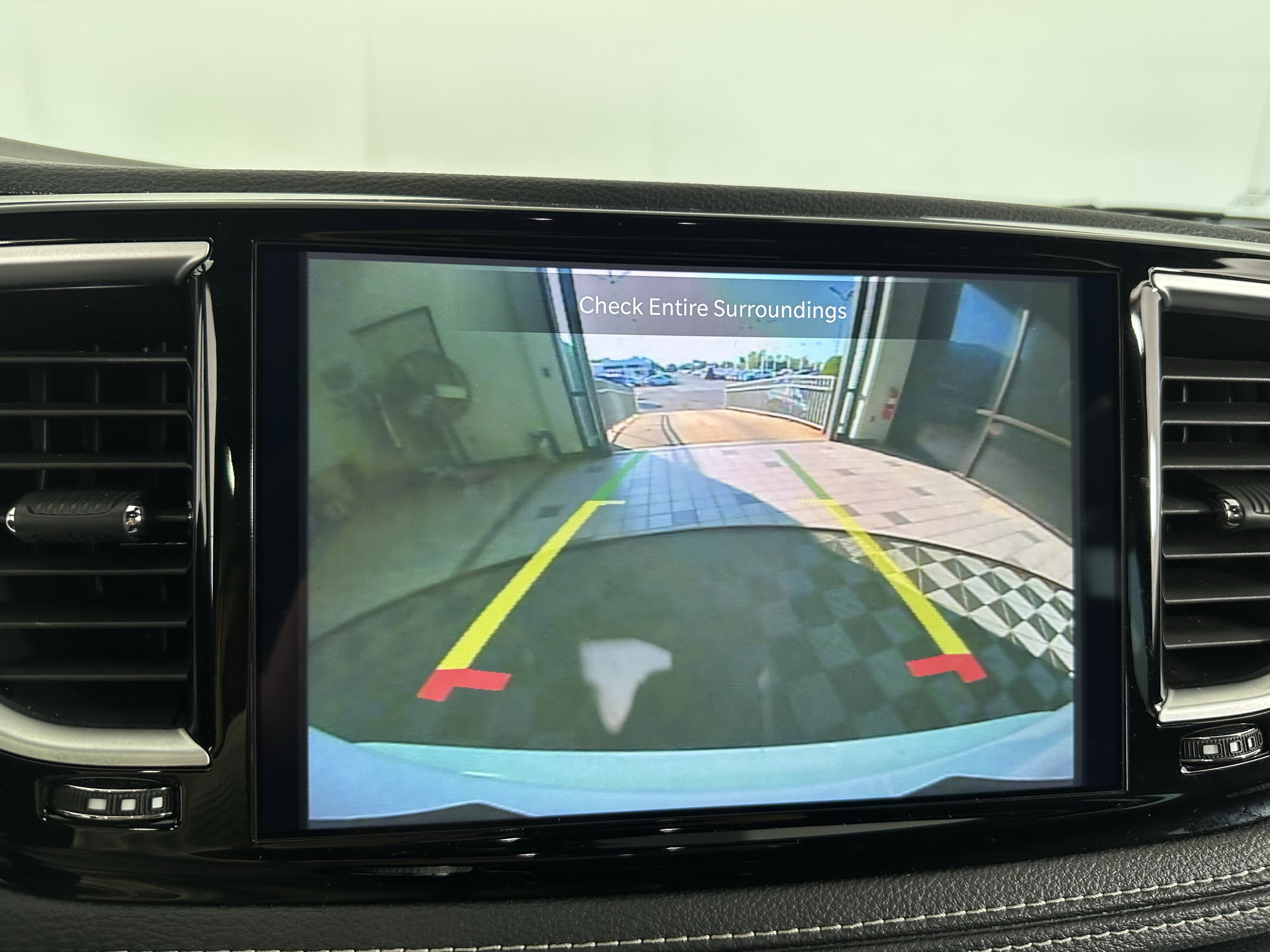 Used 2025 Chrysler Pacifica Limited image 23