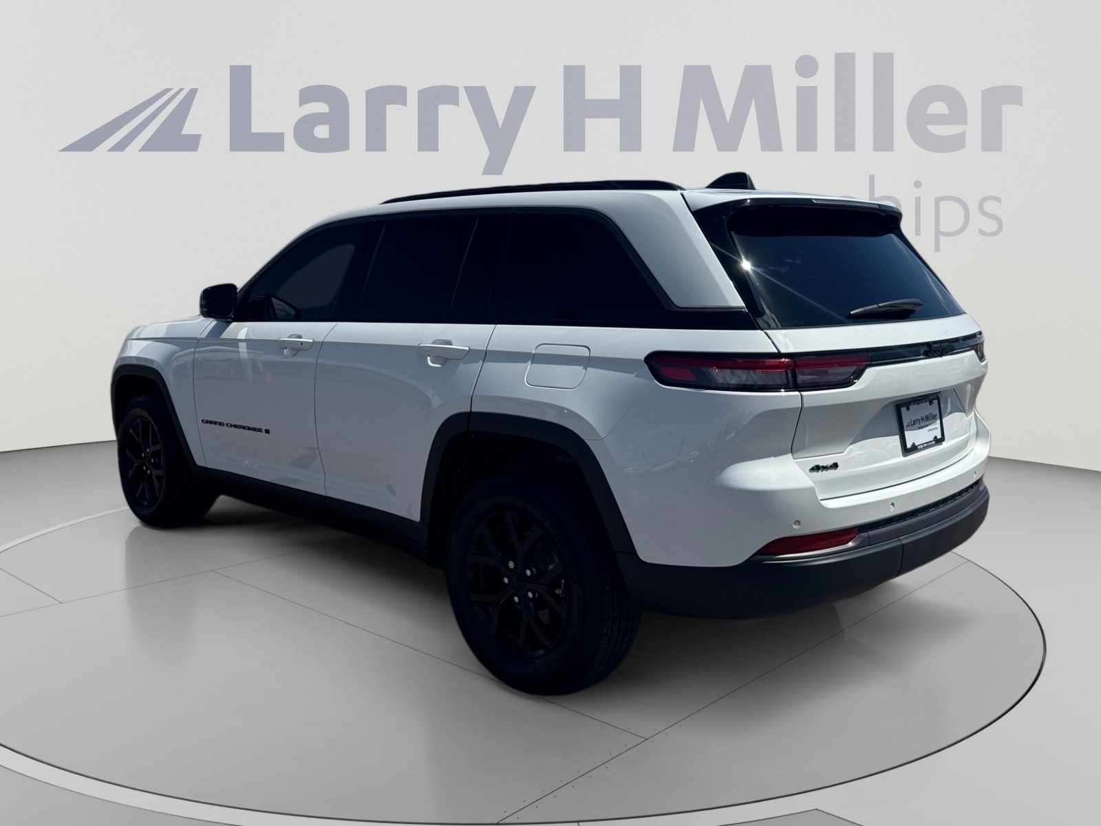 Used 2026 Jeep Grand Cherokee Altitude AWD/4WD image 3