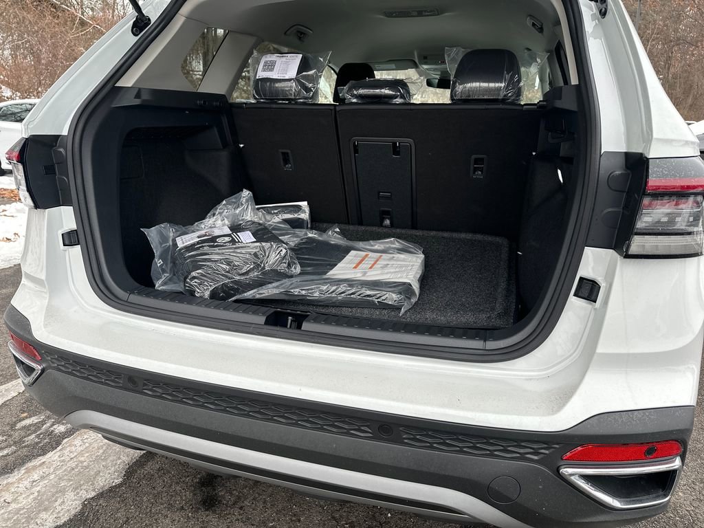 New 2026 Volkswagen Taos SE image 15