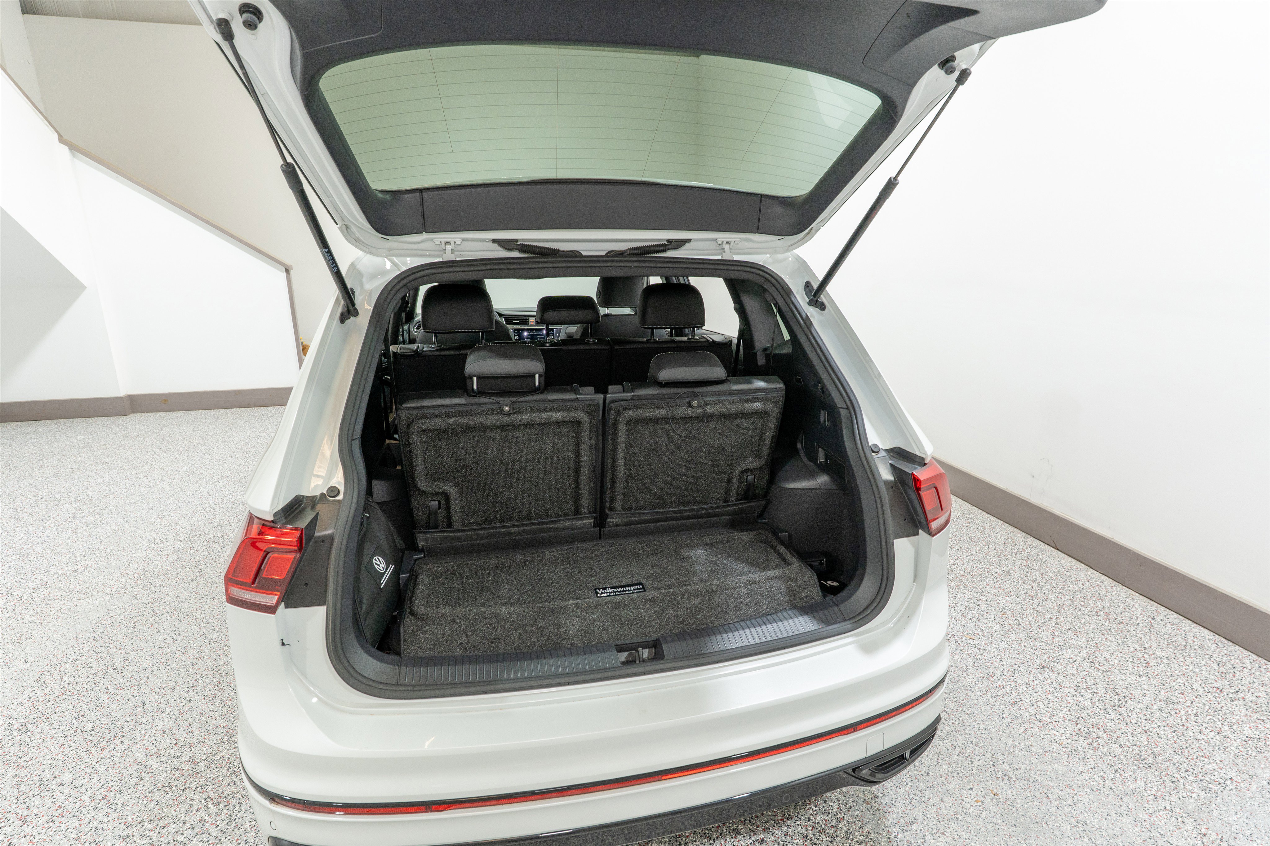 Used 2023 Volkswagen Tiguan SE R-Line image 31