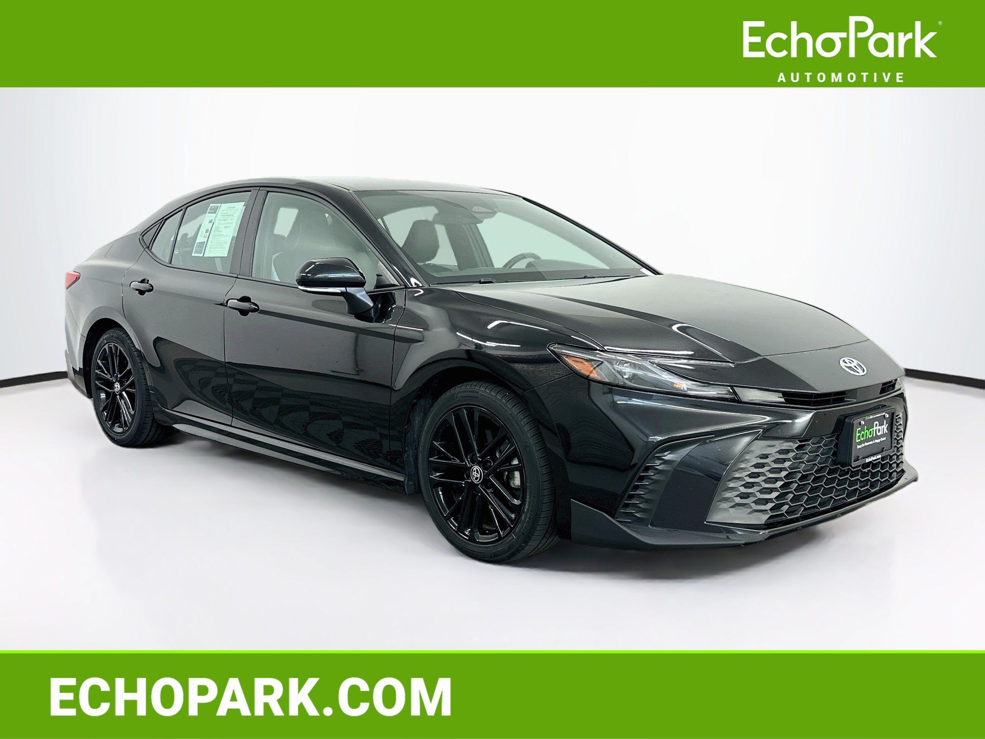 Used 2025 Toyota Camry SE FWD image 1
