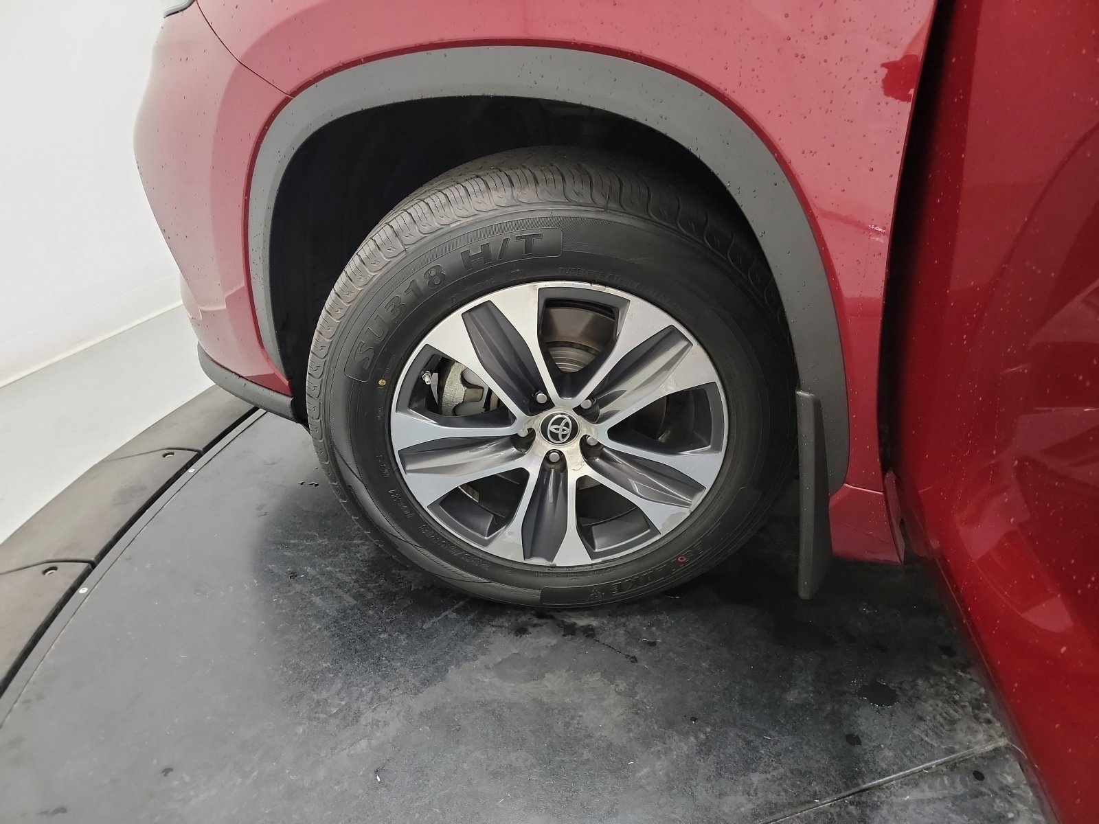 Used 2021 Toyota Highlander XLE AWD/4WD image 30