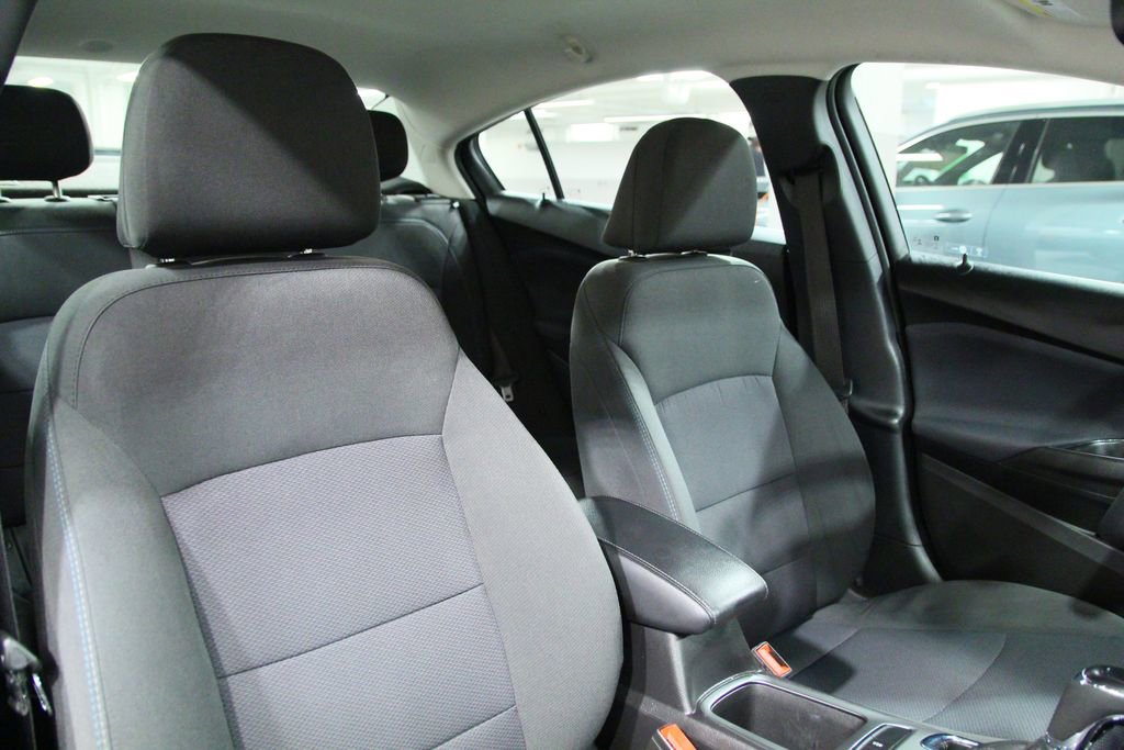 Used 2018 Chevrolet Cruze LT w/ Convenience Package FWD image 21