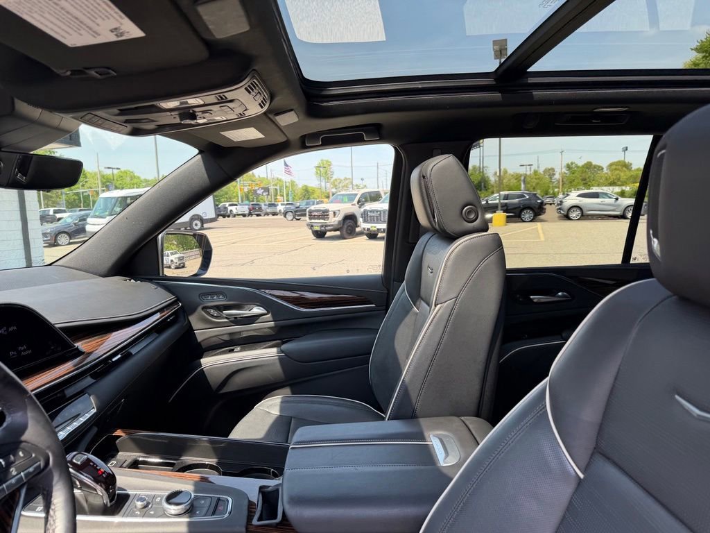 Used 2024 Cadillac Escalade Premium Luxury AWD/4WD image 19