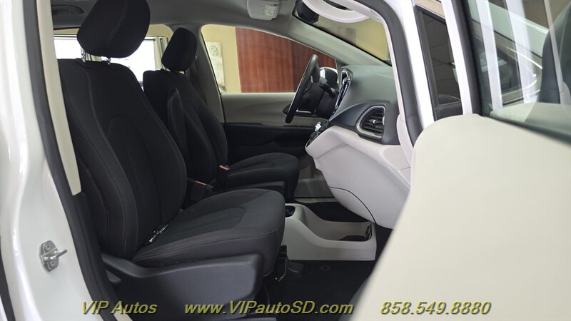 Used 2017 Chrysler Pacifica Touring FWD image 16