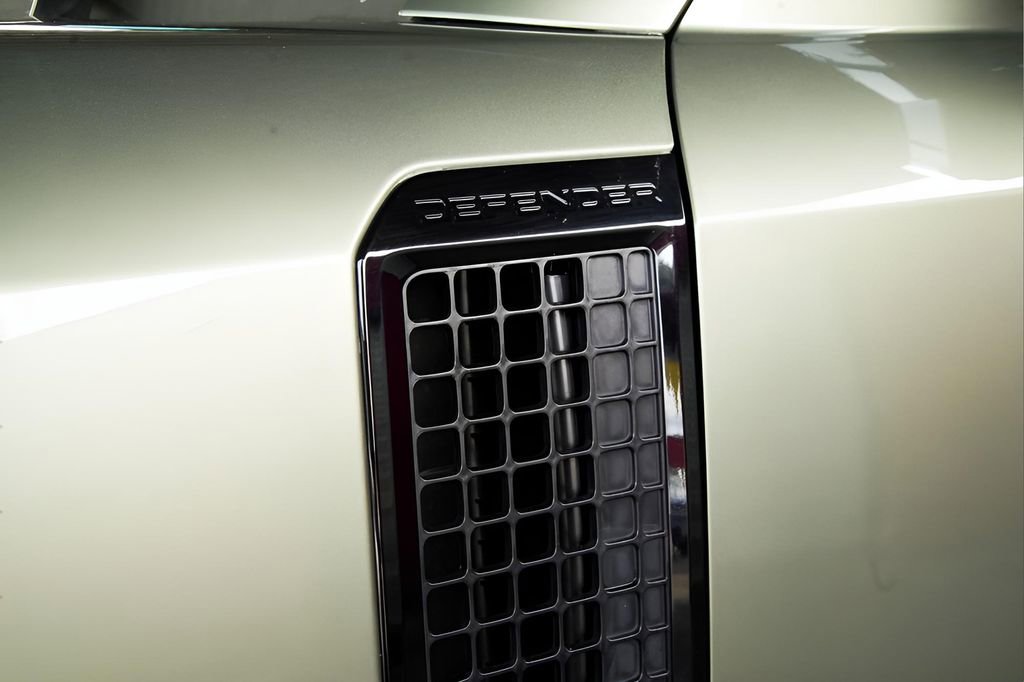 Used 2023 Land Rover Defender 110 X-Dynamic SE image 12