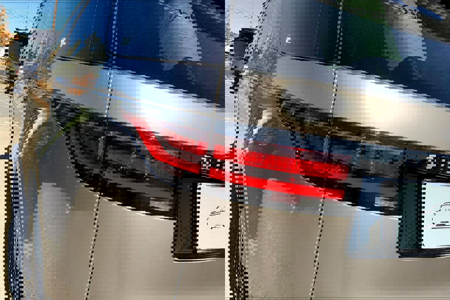 Used 2025 Land Rover Discovery S image 14