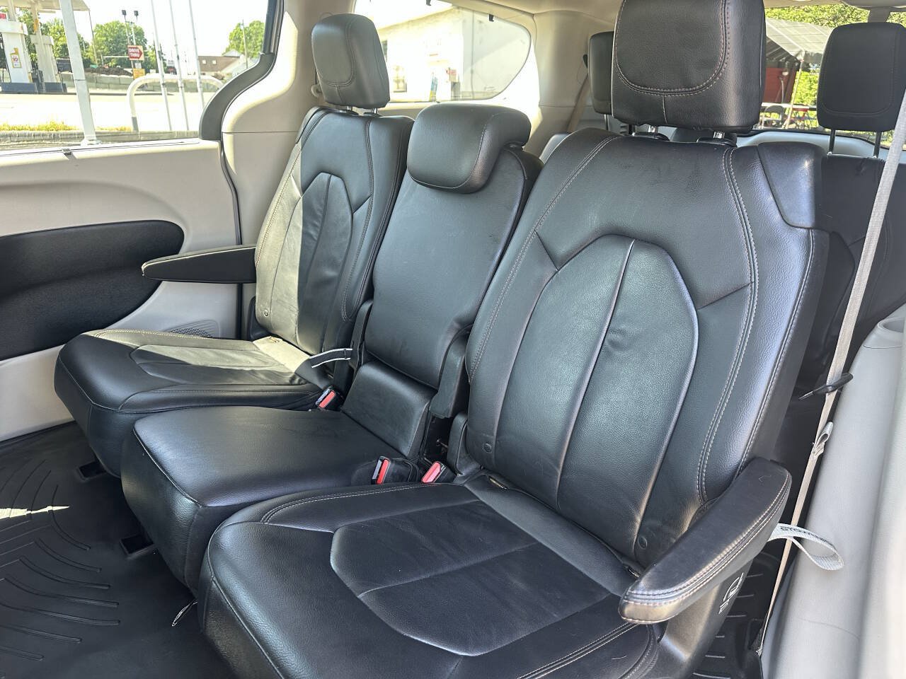 Used 2017 Chrysler Pacifica Touring-L w/ Tire & Wheel Group FWD image 19