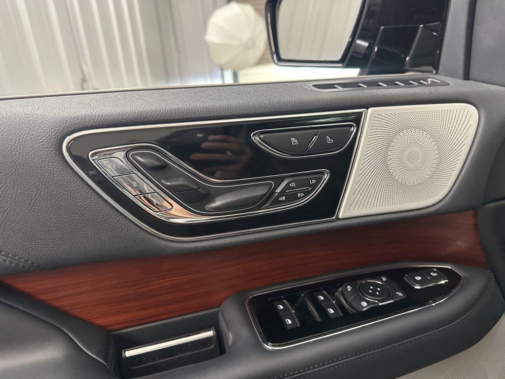 Used 2022 Lincoln Navigator Reserve image 12