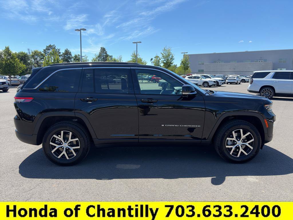 Used 2025 Jeep Grand Cherokee Limited w/ Trailer Tow Package AWD/4WD image 8