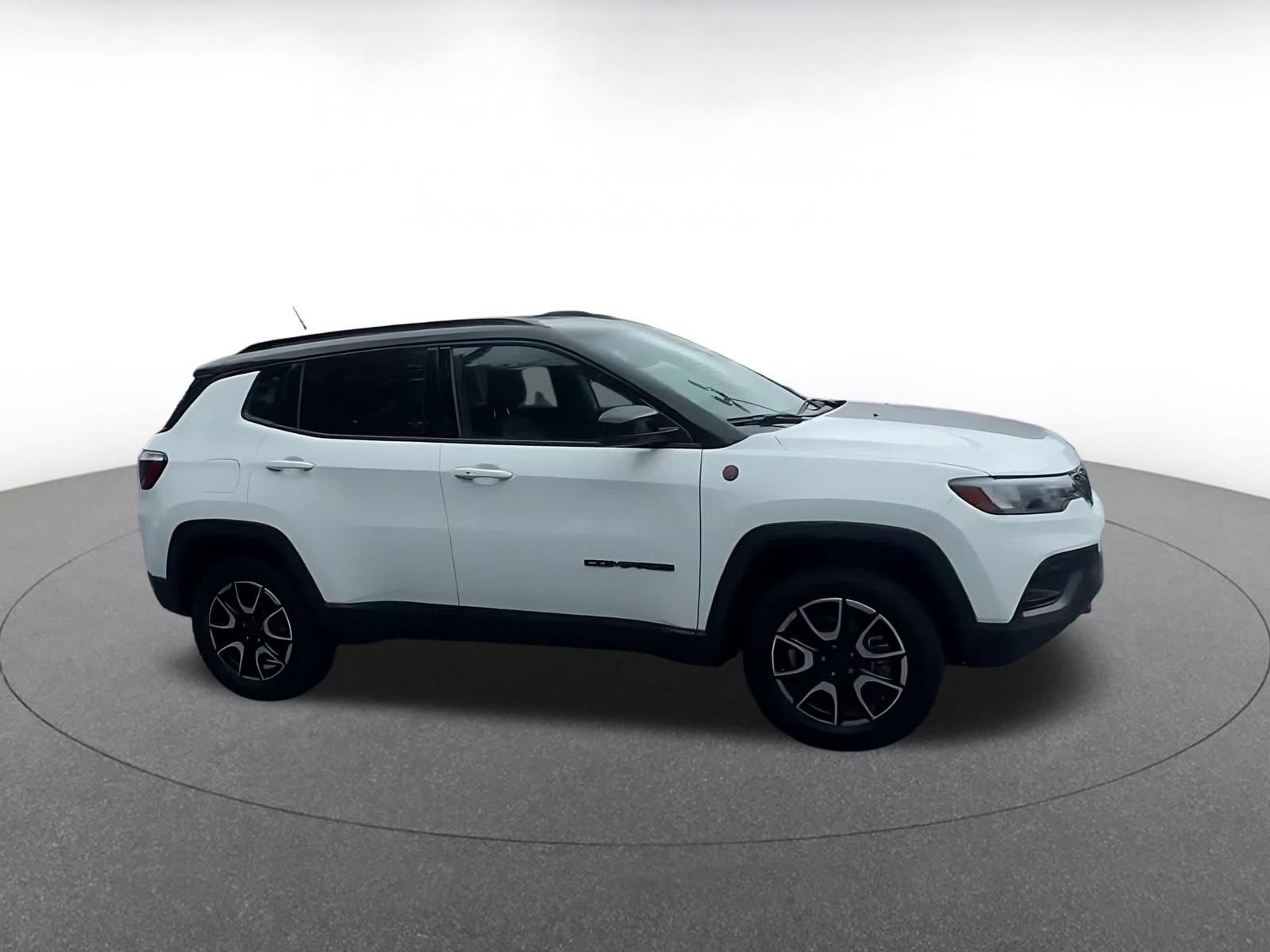 Used 2025 Jeep Compass Trailhawk AWD/4WD image 2