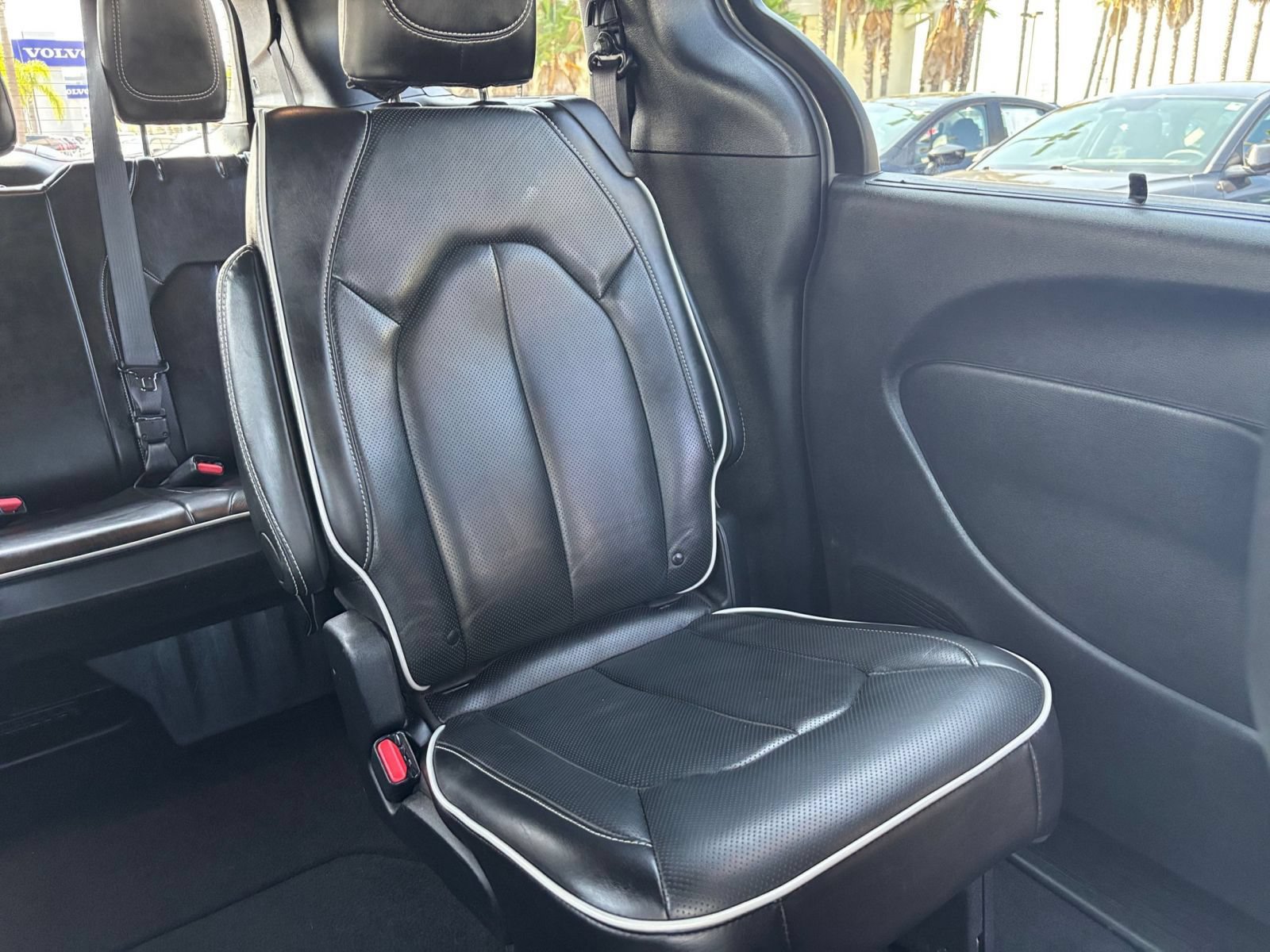 Used 2025 Chrysler Pacifica Limited FWD image 41