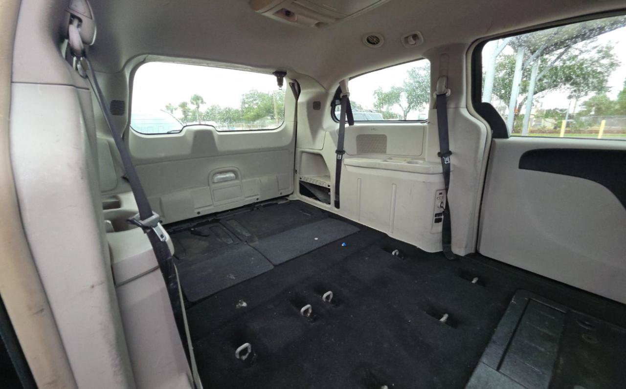 Used 2014 Chrysler Town & Country Touring FWD image 11