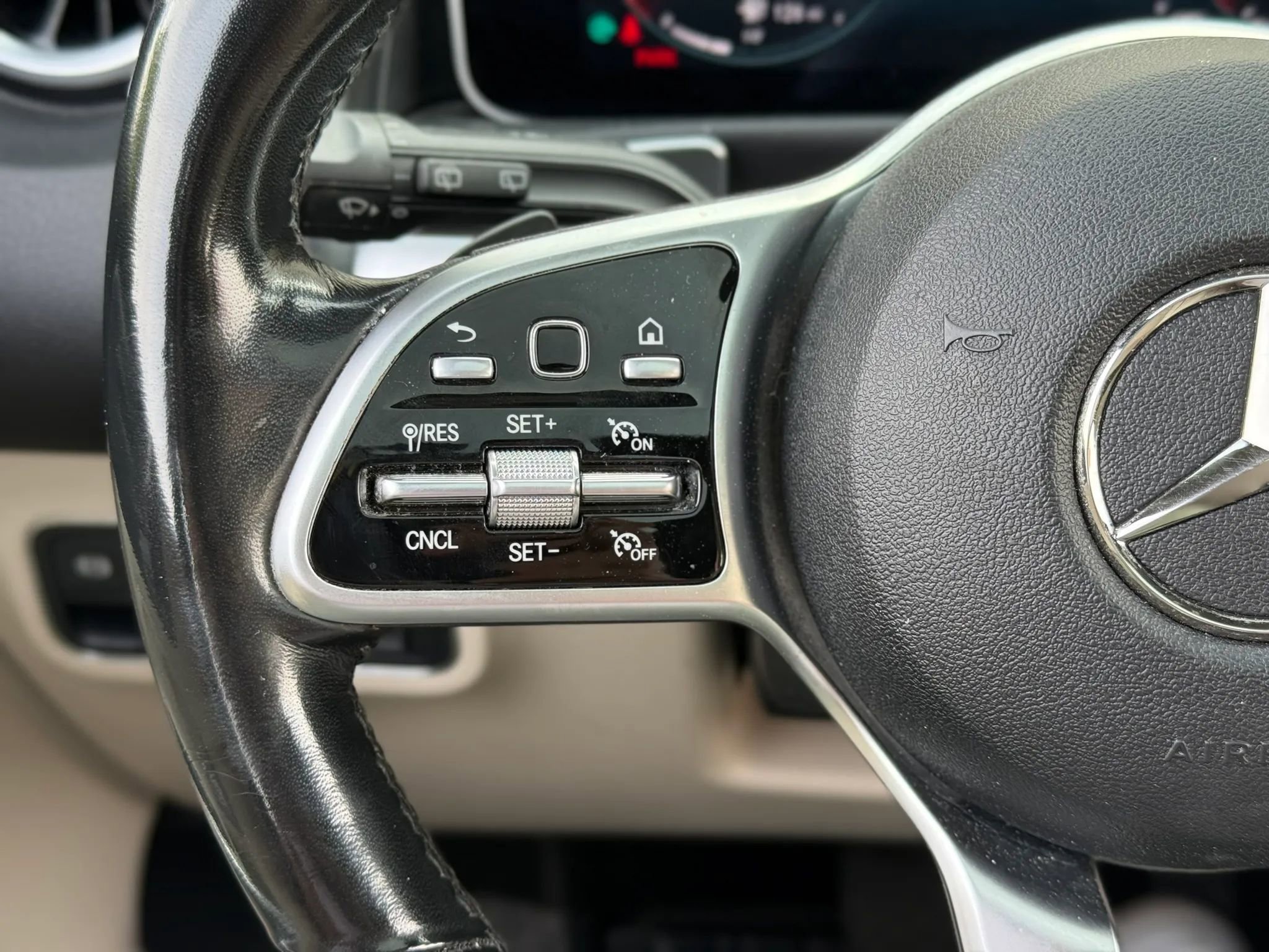 Used 2021 Mercedes-Benz GLB 250 4MATIC w/ Premium Package image 18