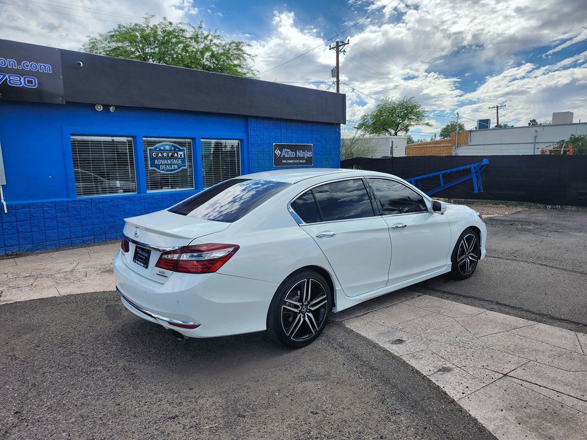 Used 2017 Honda Accord Touring image 10