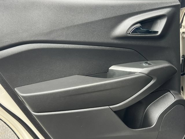 Used 2026 Chevrolet Trax RS w/ Sunroof Package FWD image 33