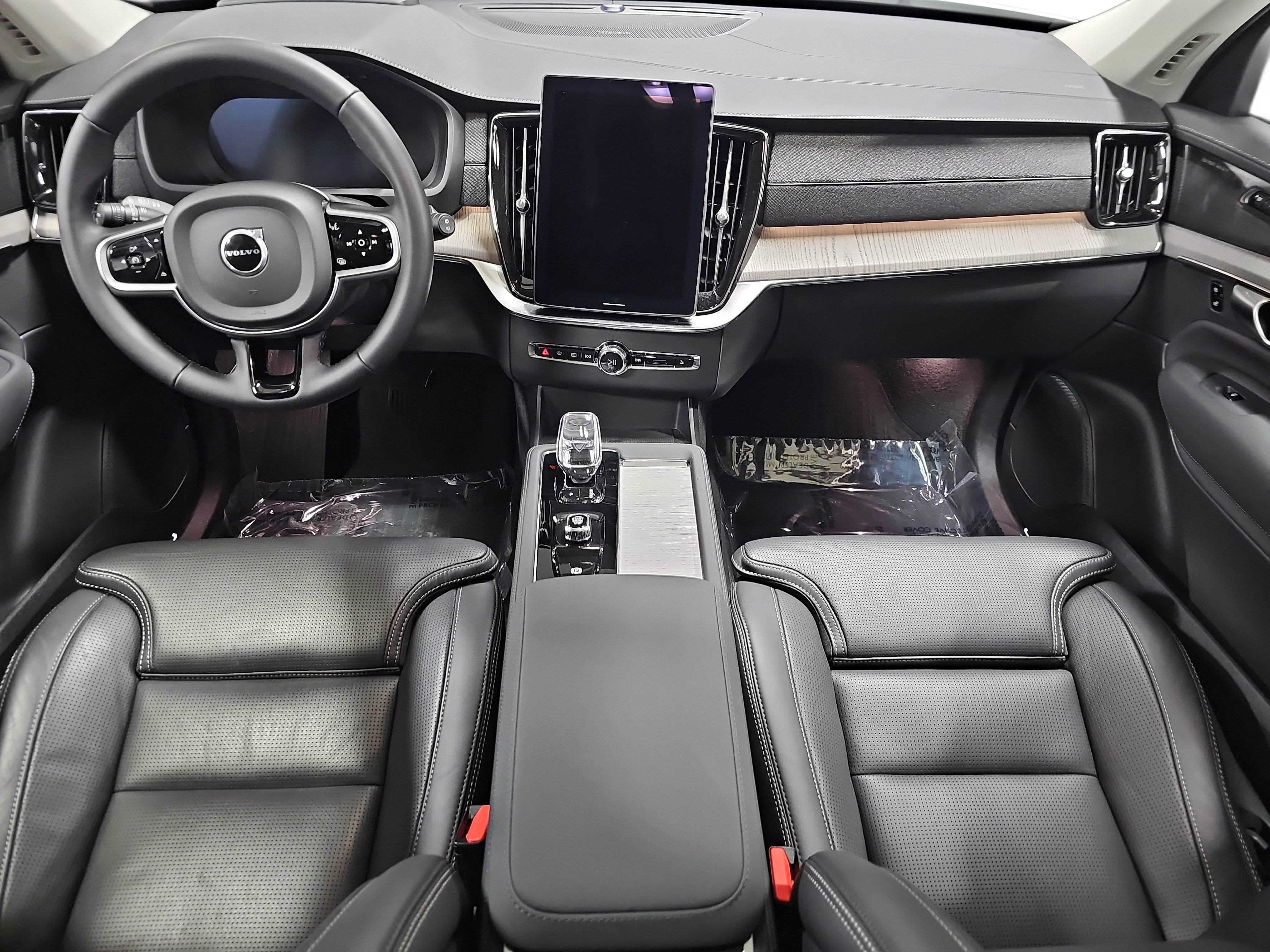 Used 2025 Volvo XC90 T8 Ultra w/ Protection Package Premier image 9