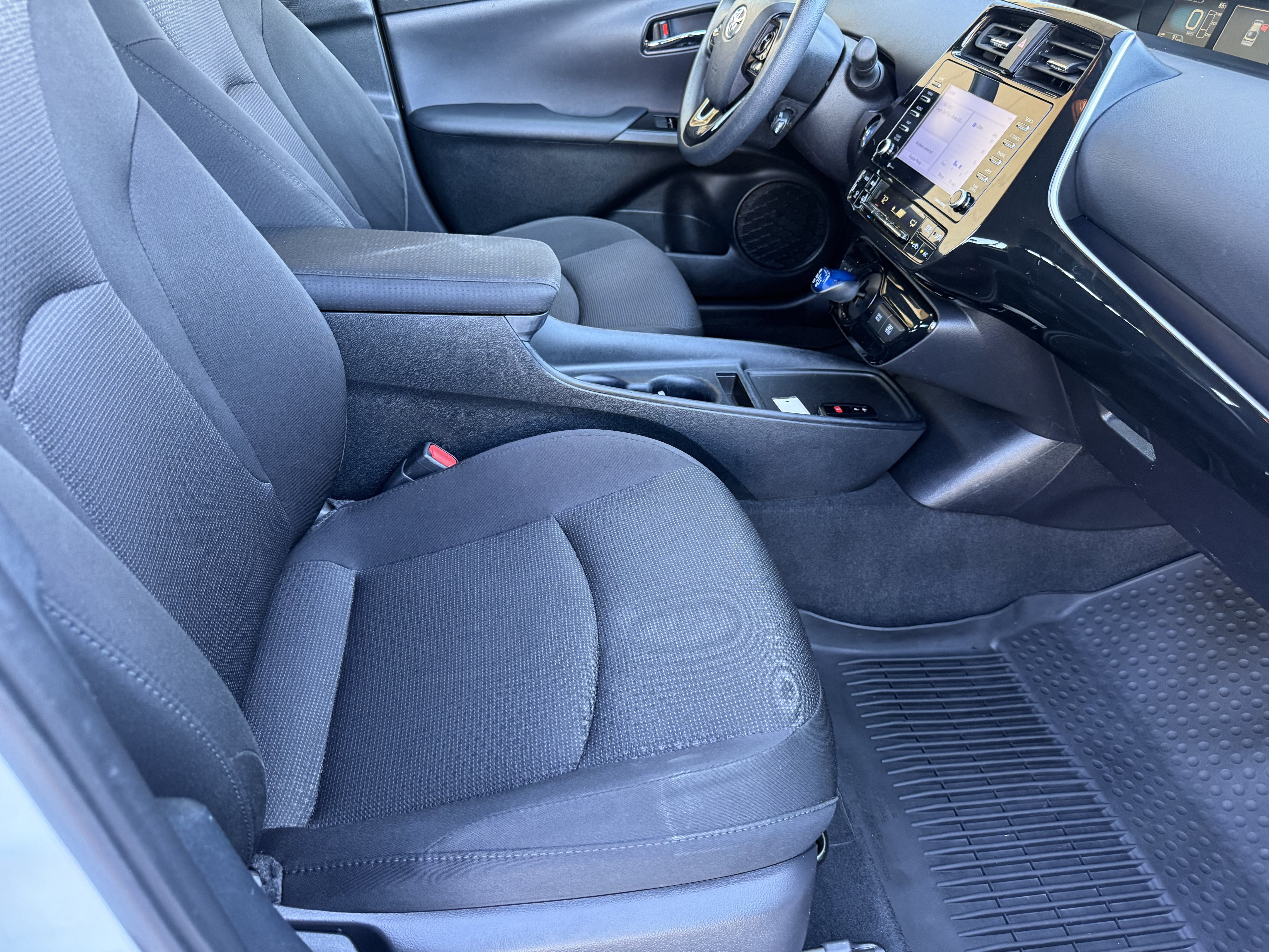 Used 2022 Toyota Prius LE AWD/4WD image 27