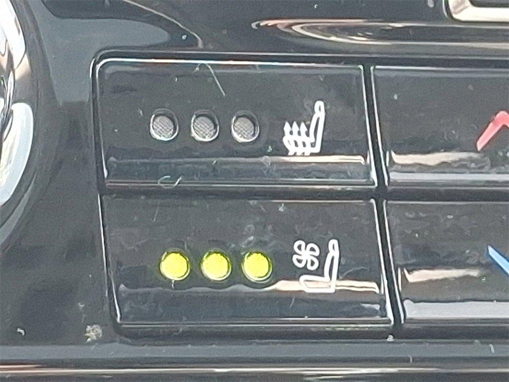 Used 2021 Toyota Highlander Limited image 25