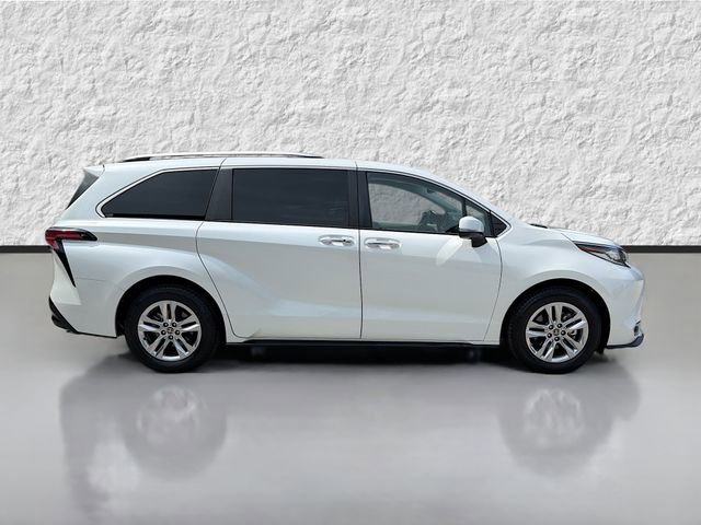 Used 2022 Toyota Sienna Limited FWD image 2