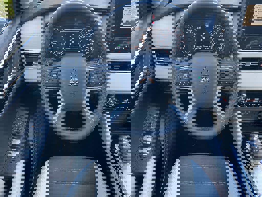 New 2025 Mitsubishi Outlander SE image 4