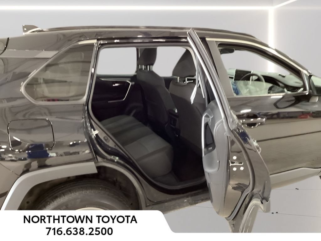 Used 2025 Toyota RAV4 XLE AWD/4WD image 18