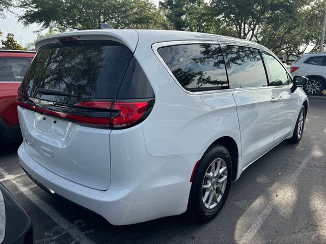 Used 2025 Chrysler Pacifica Select FWD image 4