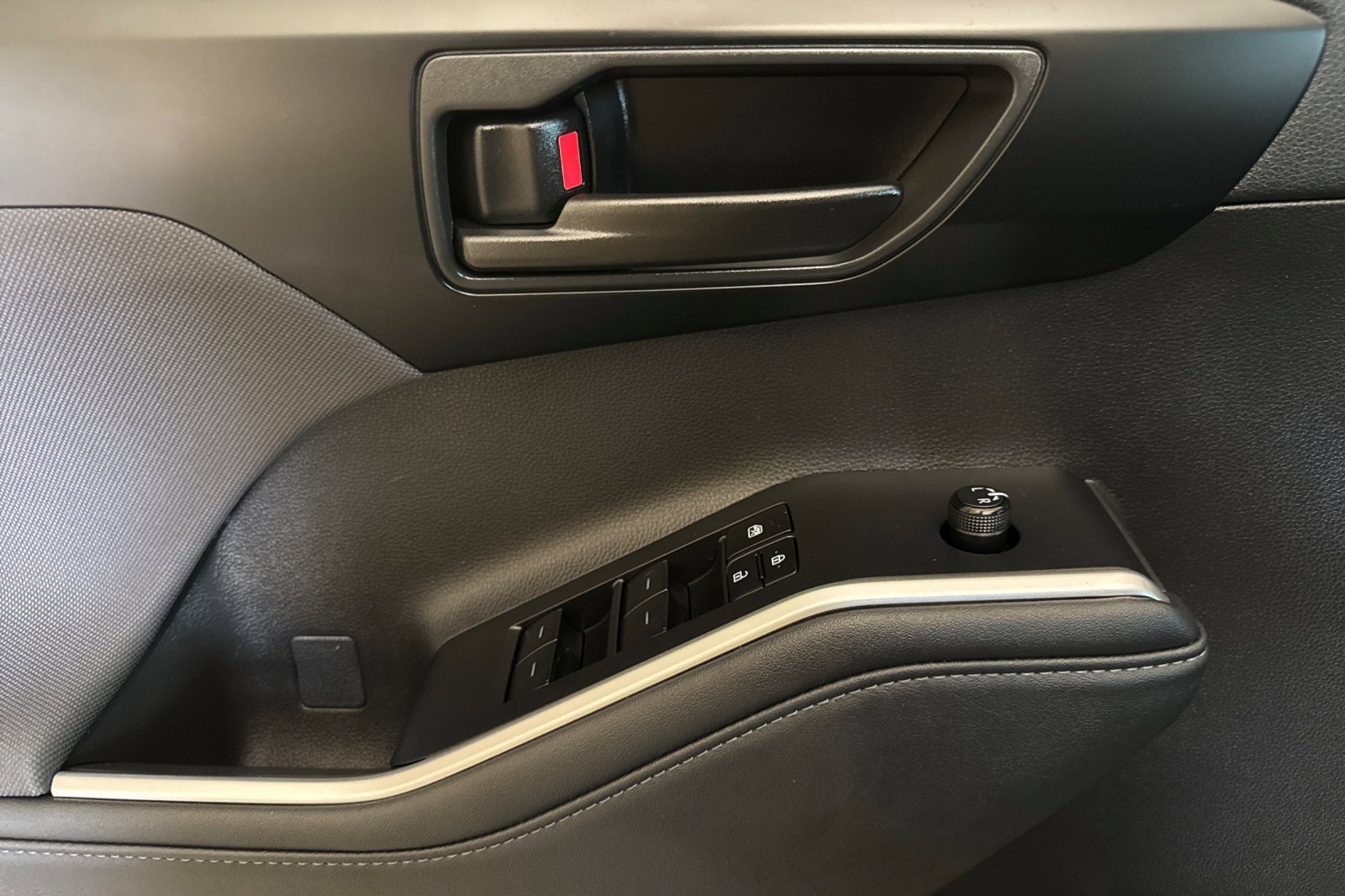 Used 2024 Toyota Highlander LE image 11