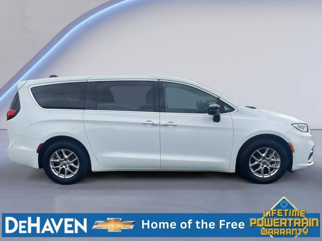 Used 2025 Chrysler Pacifica Select FWD image 7