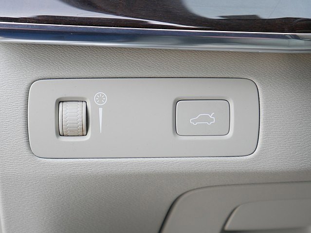 Used 2016 Volvo XC90 T6 Momentum w/ Momentum Plus Package image 28